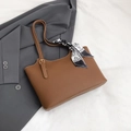Borsa tote marrone a grana con foulard di seta a cuori e fibbia dorata regolabile - Marrone