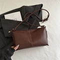 Sac sous le bras en cuir café foncé avec bretelles en corde nouée et détails dorés - Marron
