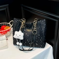 Borsa tote in pelle nera con stampa a stelle, catena dorata e ciondolo a nuvola - Con Ciondolo / Nero