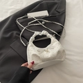Bolso bandolera blanco con perlas y tachuelas plateadas en tela con textura - Blanco Sin Colgante
