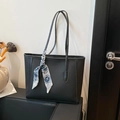 Borsa tote minimalista in pelle nera con elegante foulard decorativo a motivi blu - Con Sciarpa di Seta / Nero