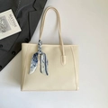 Elegante borsa tote beige in pelle martellata con decorazione foulard sul manico - Bianco