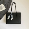 Borsa tote nera capiente in pelle con elegante foulard di seta blu e decoro floreale - Nero