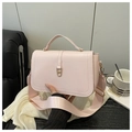 Dettaglio borsa a tracolla in pelle PU rosa con fibbia dorata a U e spallina larga - Rosa
