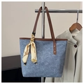 Detalle del bolso tote de mezclilla azul con un pañuelo de seda decorativo en el asa - Azul