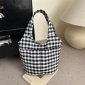 Borsa tote classica in tela a quadretti bianchi e neri con tasche frontali pratiche - Nero