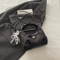 Elegante bolso bandolera negro con colgantes de perlas, lazo y cadena metálica - Negro Con Colgante
