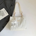 Borsa tote in tela bianca con motivo a stelle, ciondolo a nuvola e tracolla fine - Con Ciondolo / Bianco