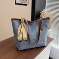 Bolso tote grande de mezclilla con asas de cuero marrón y detalle de bufanda de seda - Azul