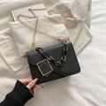 Borsa a tracolla nera con catena dorata e fibbia metallica su tessuto bianco - Nero