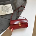 Chic vintage wine red baguette bag in glossy oil wax leather with gold buckle - Red