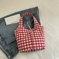 Borsa tote in tela a quadretti bianchi e rossi con tasche su abbigliamento in denim - Rosso