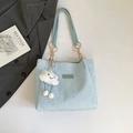 Borsa tote azzurra con motivo a stelle, tracolla a catena e ciondolo a nuvola bianca - Con Ciondolo / Blu