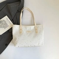 Elegante borsa tote bianca con stelle argentate e targhetta logo in pelle beige sui manici - Style Without Charm / Bianco