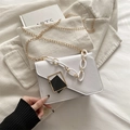 Borsa a tracolla bianca in ecopelle con catena in resina e chiusura in metallo - Bianco
