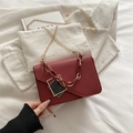 Piccola borsa a tracolla quadrata rosso scuro con catena spessa e tracolla dorata - Rosso