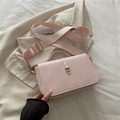 Roze crossbodytas van zacht PU-leer met brede stoffen riem en gouden gespen - Roze