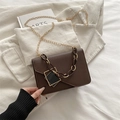 Borsa a tracolla marrone scuro con trama opaca e ciondolo geometrico bicolore decorativo - Marrone