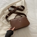 Minimalistische donkerbruine leren crossbodytas met brede stoffen riem en gouden D-ring gesp - Bruin