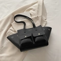 Borsa tote nera con trama litchi, due tasche anteriori e fibbia dorata minimalista - Nero