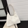 Bolso tote minimalista de felpa blanca con correas finas de cuero beige para invierno - Blanco