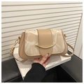Details von PU-Leder und Jacquard-Gewebe an beiger Umhängetasche mit goldener Schnalle - Khaki