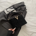 Bolso cubo de gamuza negra con herraje en V dorado y correa ajustable - Negro