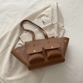 Borsa tote in pelle marrone grana litchi con tasche a patta su giacca crema - Marrone