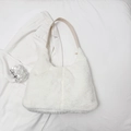 Detail van een witte pluizige schoudertas met pluche textuur en witte lederen riem - Wit