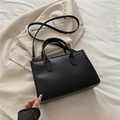 Borsa tote nera rettangolare con texture a righe verticali e sottile tracolla - Nero