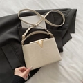 Elegante borsa a tracolla strutturata bianco crema con logo in metallo dorato a V - Bianco