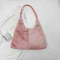 Detail van roze schoudertas van imitatiebont met zachte pluche textuur en riem - Roze