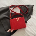 Borsa a tracolla rossa con trama leopardata e fibbia a V dorata su blazer nero - Rosso