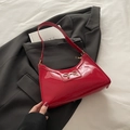 Rote Lackleder-Mondsichel-Tasche mit goldener Schleifenschnalle und glattem Schultergurt - Rot