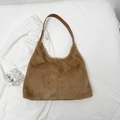 Detail van zachte bruine imitatievacht en leren schouderband van de winterse tas - Khaki