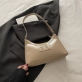 Glänzende apricotfarbene Lackleder-Halbmondtasche mit goldener Metallschleife - Khaki