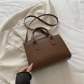Borsa a mano quadrata marrone minimalista con trama goffrata verticale e dettagli argento - Marrone