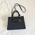 Bolso tote de mezclilla azul oscuro con asas de cuero negro y cremallera dorada - Negro