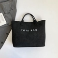 Minimalistische schwarze Wildleder-Einkaufstasche mit weißer TOTE BAG Stickerei - Schwarz