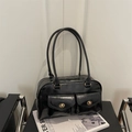 Borsa sottospalla nera lucida con dettagli dorati e due tasche anteriori alla moda - Nero