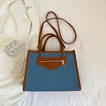 Bolso tote de mezclilla azul con ribetes de cuero PU y detalles en dorado - Azul claro