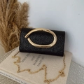 Minimalistische zwarte crossbody tas van leer met grote gouden gesp en kettingriem - Gekreukte Textuur Stijl / Zwart