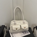 Elegante borsa sottobraccio in vernice bianca con fibbie dorate e doppi cinturini - Bianco