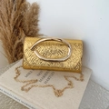 Gouden crossbodytas van kunstleer met slangenleertextuur en grote metalen C-ringsluiting - Slangenpatroon Reliëf Stijl / Goud