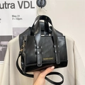 Bolso de mano moderno en cuero PU brillante negro con logotipo amarillo y correa de hombro - Negro