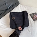 Bolso tote de pana negra con bolsillo frontal grande y hebilla dorada ajustable - Negro