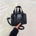 Borsa a mano in pelle PU nera lucida con scritte dorate e tracolla staccabile - Nero