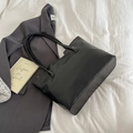 Borsa tote nera minimalista con trama in pelle increspata e spalline sottili - Senza Ciondolo / Nero