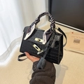 Elegante schwarze Krokodilleder-Umhängetasche mit Seidenschal-Griff und Goldschloss - Mit Anhänger-Schal / Schwarz / [produktmerkmale] Diese Damenhandtasche Ist Klassisch Schwarz. Sie Scheint Aus Glänzendem Leder In Krokodiloptik Gefertigt Zu Sein Und Besticht Durch Ihre Edle Optik. Ein Besonderes Design-highlight Ist Der Schwarz-weiß Gestreifte Schal Mit Dem Schriftzug „fashion“ Der Sich Elegant Um Den Henkel Schmiegt Und Der Tasche Einen Hauch Von Urbanem Chic Verleiht. Vorne Befindet Sich Ein Zarter Goldener Verschluss Und Ein Kleiner Anhänger Aus Demselben Material Ziert Die Seite Und Verleiht Der Tasche Eine Strukturierte Und Elegante Form. [visuelle Präsentation] Die Bilder Wurden Von Der Nutzerin Selbst Aufgenommen Und Zeigen Deutlich Die Größe Der Tasche Sowie Ihren Look Am Körper. Der Hintergrund Ist Schlicht Und Dennoch Einladend: Ein Weißer Faltenvorhang Ein Schwarzer Bilderrahmen Und Ein Kunstbuch In Harmonischer Farbgebung. Die Bildqualität Ist Hoch Mit Exzellenter Auflösung Und Natürlicher Beleuchtung. Die Ästhetik Ist Ebenfalls Hoch Und Erreicht Eine Gesamtbewertung Von 82. Die Requisiten Unterstreichen Die Wahrgenommene Qualität Des Produkts. [textinhalt] Der Text Ist Wie Folgt Gruppiert: „product_text“ Ist Der Text Auf Dem Schal Ein Designelement; „prop_text“ Ist Der Text Auf Dem Hintergrund-buchumschlag Ein Requisit. Alle Texte Sind In Englisch Und Entsprechen Den Produktattributen; Es Wird Empfohlen Sie Beizubehalten. [logistik-tags] Keine. 【risiko Einer Urheberrechtsverletzung】produktbeschreibung: Die Taschenform Ähnelt Der Hermès Kelly-serie Und Entspricht Dem Klassischen Taschenstil. Da Kein Markenlogo Sichtbar Ist Wird Von Einer Stilähnlichkeit Ausgegangen. Hintergrund: Keine Urheberrechtsverletzung. Wahrscheinlichkeit Einer Urheberrechtsverletzung: 04. 【produktparameter】farbe: Schwarz; Material: Krokodilleder; Beschläge: Gold; Accessoires: Dekorativer Schal Anhänger.