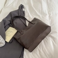 Grande borsa tote marrone scuro in ecopelle con tracolla appoggiata sul letto - Senza Ciondolo / Marrone Scuro